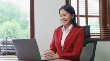 Ofiste video konferans için bilgisayar kullanan Asyalı güzel bir kızın portresi. Yüksek kalite 4k görüntü