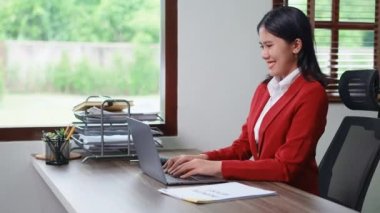Finansal, Planlama, Pazarlama ve Muhasebe, Asyalı bir çalışanın portresi mali tabloları kontrol ederken işte belge ve bilgisayar kullanmak. Yüksek kalite 4k görüntü
