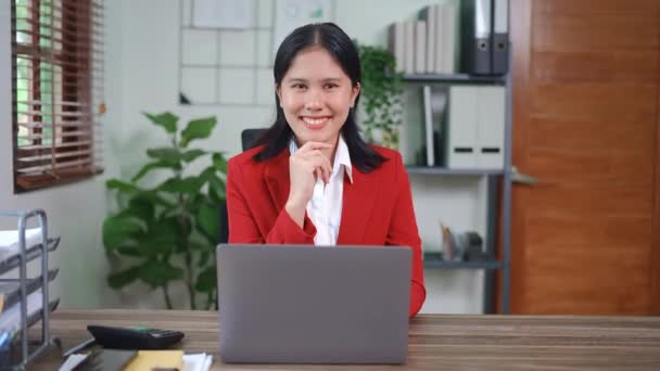 마케팅 업무중인 문서와 컴퓨터를 사용하여 문서를 확인하는 아시아 직원의 초상화 — 비디오