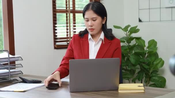 Азиатская Деловая Женщина Использующая Телефон Связаться Деловым Партнером Высококачественные Кадры — стоковое видео