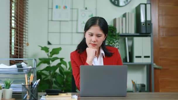 Keuangan Perencanaan Pemasaran Dan Akuntansi Potret Karyawan Asia Memeriksa Laporan — Stok Video