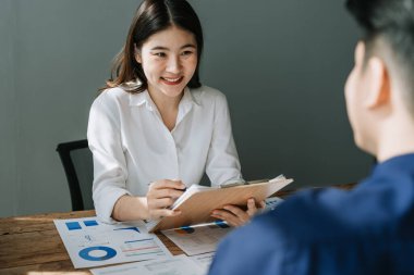 Girişim işi, iş danışmanı yönetim finans yatırım takım çalışması evrak işleri denetleme ve toplantı odasında pazarlama, kâr, şirket bütçesi tartışması