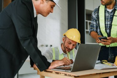 Evler ve binalar için mimari ve mühendislik tasarımı hakkında kağıt işleri ve zemin planı çizimlerinin maliyet tahmini için çok ırklı mühendis beyin fırtınası ve ölçümü.