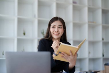 İş planlaması, finansal tabloları ve pazarlamayı denetlemek için bilgisayar kullanan bir iş kadınının portresi.