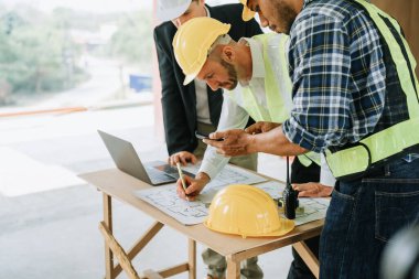Çok ırklı mühendis, bina ve evler için mimari ve mühendislik tasarımı hakkında planlar ve kat planı çizimlerinin maliyet tahmini için beyin fırtınası ve ölçümlemesi.