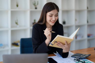 İş planlaması, finansal tabloları ve pazarlamayı denetlemek için bilgisayar kullanan bir iş kadınının portresi.