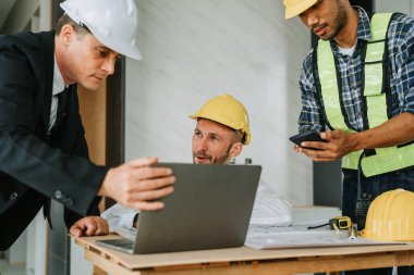 Evler ve binalar için mimari ve mühendislik tasarımı hakkında kağıt işleri ve zemin planı çizimlerinin maliyet tahmini için çok ırklı mühendis beyin fırtınası ve ölçümü.