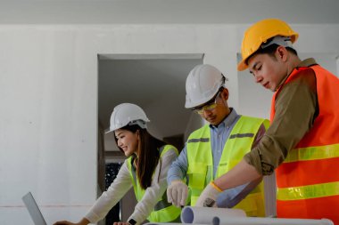 Evler ve binalar için mimari ve mühendislik tasarımı hakkında kağıt işleri ve zemin planı çizimlerinin maliyet tahmini için çok ırklı mühendis beyin fırtınası ve ölçümü.