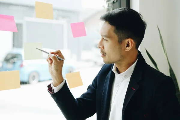 Jovem Adolescente Asiático Empresário Usando Nota Pad Pensando Com Planejamento — Fotografia de Stock