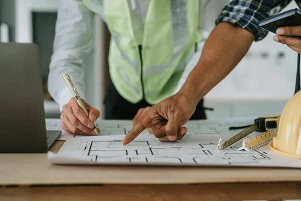 Engenharia Multi Étnica Brainstorming Medição Para Estimativa Custos Papeladas Desenhos — Fotografia de Stock