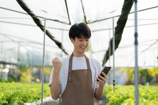 Ein Landwirt Schaut Sich Telefon Bestellungen Von Kunden Und Zeigt — Stockfoto