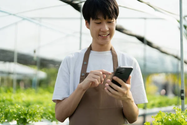 Ein Landwirt Schaut Sich Telefon Bestellungen Von Kunden Und Zeigt — Stockfoto