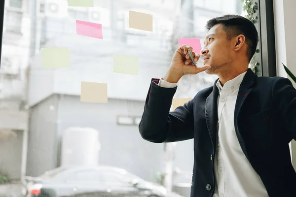 Jovem Adolescente Asiático Empresário Usando Nota Pad Pensando Com Planejamento — Fotografia de Stock