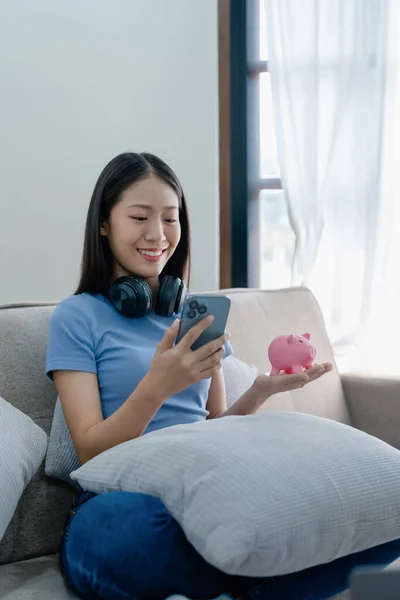 Asijské Mladé Žena Držení Prasátko Banka Pomocí Smartphone Mobile Savings — Stock fotografie