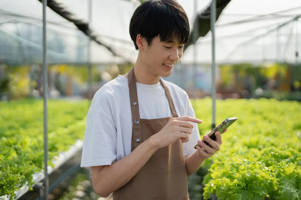 Agricultor Usa Teléfono Para Ver Los Pedidos Los Clientes Mostrando — Foto de Stock