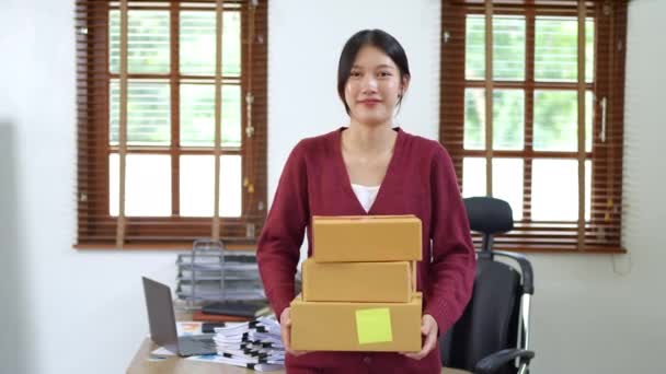 顧客と中小企業の配信コンセプトに送信するために独立したアジアの女性のオンライン販売の包装製品の中小企業起業家を開始します 高品質4K映像 — ストック動画
