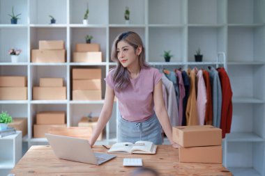 Moda Mağazası 'nın Asyalı Kadın Sahibinin Portresi Küçük işletme, sme ya da dış ticaret kavramlarına başarılı bir gülümseme.