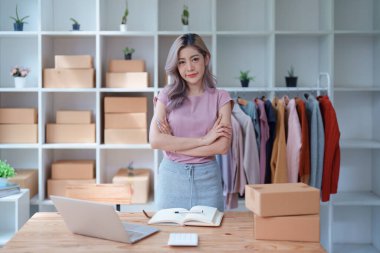 Moda Mağazası 'nın Asyalı Kadın Sahibinin Portresi Küçük işletme, sme ya da dış ticaret kavramlarına başarılı bir gülümseme.