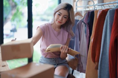 Asyalı Kadın Moda Mağazası 'nın Portresi Giyim Mağazasında Hisse Kontrol Dükkanı Küçük işletme, sme veya ecommerce kavramlarına başarılı bir gülümseme ile.