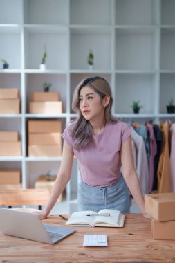 Moda Mağazası 'nın Asyalı Kadın Sahibinin Portresi Küçük işletme, sme ya da dış ticaret kavramlarına başarılı bir gülümseme.