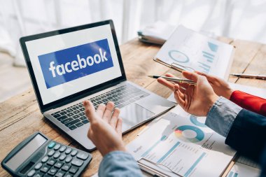 Chiang Mai. Tayland. 3 Nisan 2023 Şirket toplantısı Facebook sosyal medya reklamları ile pazarlama planlama şirket karını artırmak için reklam kullanarak