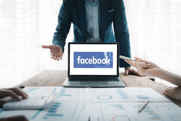 Чиангмай. Таиланд. 3 апреля 2023 Встреча компании с целью планирования маркетинга с использованием рекламы в социальных сетях Facebook для увеличения прибыли компании