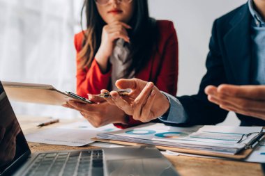 Girişim işi, iş danışmanı yatırım takım çalışması planlama stratejisini açıkladı evrak denetimi ve toplantı odasında pazarlama, kâr ve şirket bütçesini tartıştı