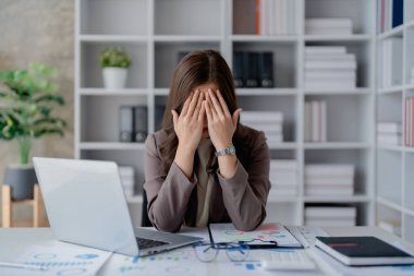 Sme işletme sahibi, bilgisayar ve finansal tabloları kullanan kadın, piyasanın genişletilmesi konusunda endişeli ifade, iş dünyasına yatırım yapma yeteneğini artırmak için.