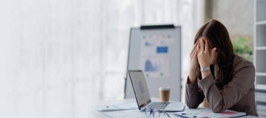 Sme işletme sahibi, bilgisayar ve finansal tabloları kullanan kadın, piyasanın genişletilmesi konusunda endişeli ifade, iş dünyasına yatırım yapma yeteneğini artırmak için.