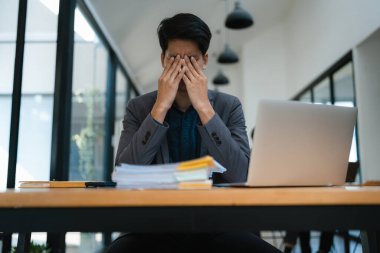 İşletme sahibinin portresi, bilgisayar ve finansal tabloları kullanan adam piyasanın genişletilmesi konusunda endişeli ifade iş dünyasına yatırım yapma becerisini artırmak için
