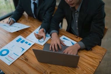 Girişim işi, iş danışmanı yatırım takım çalışması planlama stratejisini açıkladı evrak denetimi ve toplantı odasında pazarlama, kâr ve şirket bütçesini tartıştı