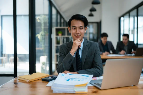 Retrato Empresário Asiático Sexo Masculino Com Computador Mostrando Felicidade Após — Fotografia de Stock