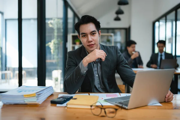 Retrato Empresário Asiático Sexo Masculino Com Computador Mostrando Felicidade Após — Fotografia de Stock