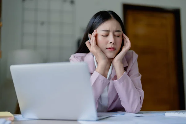Portrait Young Asian Woman Showing Acute Headache Sitting Long Time — Stock Photo, Image