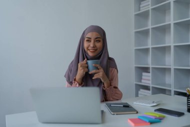 İş, finans ve istihdam, başarılı kadın girişimciler konsepti. Kendinden emin gülümseyen Müslüman kadın..