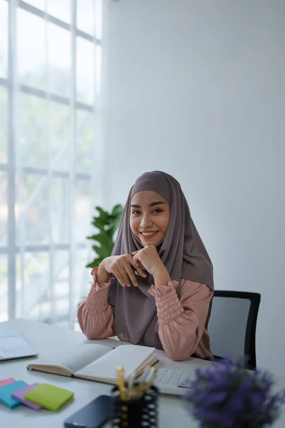 Бизнес Финансы Занятость Успешные Женщины Предприниматели Концепции Уверенная Улыбающаяся Мусульманка — стоковое фото