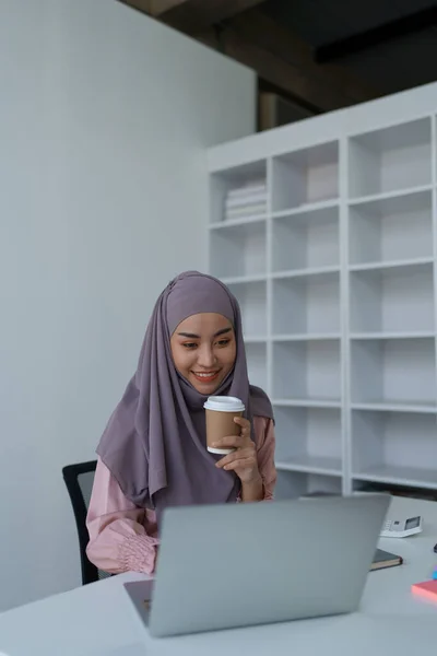 Портрет Мусульманки Помощью Ноутбука Питья Кофе — стоковое фото