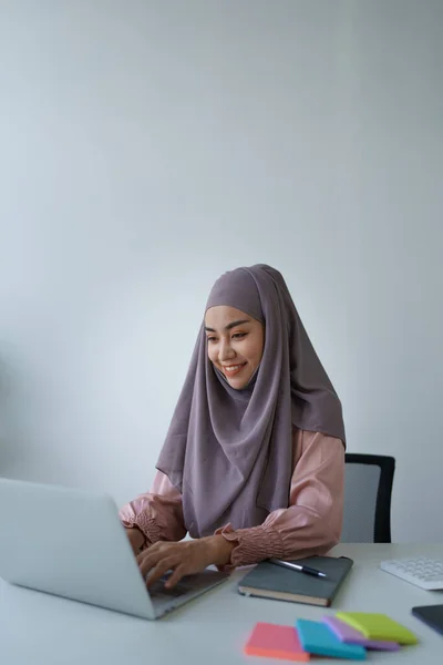 Мусульманская Женщина Менеджер Юрист Сотрудник Компании Имеющая Бухгалтерские Документы Проверяющие — стоковое фото