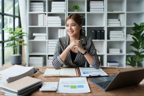 Bedrijfsleven Financiën Werkgelegenheid Concept Van Succesvolle Vrouwelijke Ondernemers Zelfverzekerde Glimlachende — Stockfoto
