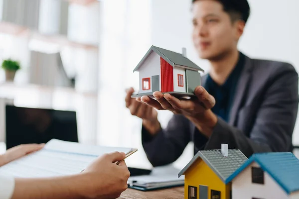 Immobilienunternehmen Kaufen Häuser Und Grundstücke Liefern Schlüssel Und Häuser Kunden — Stockfoto