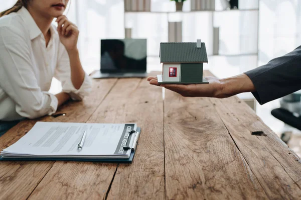 Immobilienunternehmen Kaufen Häuser Und Grundstücke Liefern Schlüssel Und Häuser Kunden — Stockfoto