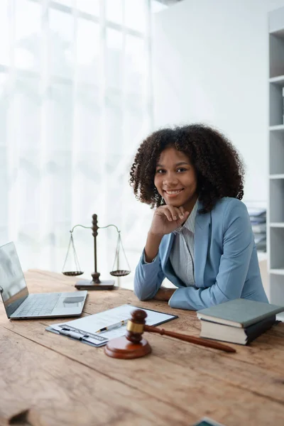 Młode Kobiety Afro Amerykańskie Prawniczki Badające Sprawy Dla Klientów Kancelarii — Zdjęcie stockowe