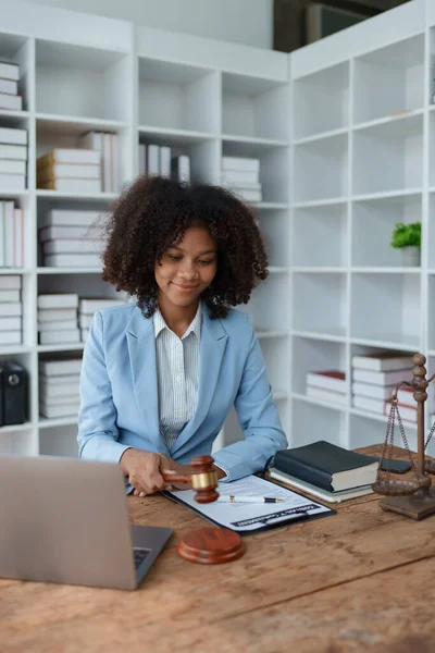 Jonge Afro Amerikaanse Advocaat Studeert Zaak Voor Cliënt Houdt Hamer — Stockfoto