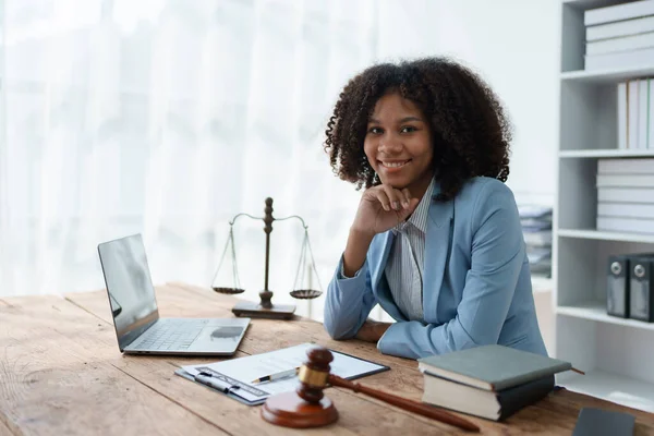 Een Jonge Afro Amerikaanse Advocaat Die Zaken Bestudeert Voor Cliënten — Stockfoto
