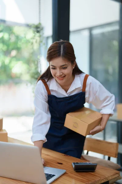 Start Kleinunternehmer Von Unabhängigen Asiatischen Frau Lächelnd Mit Computer Laptop — Stockfoto