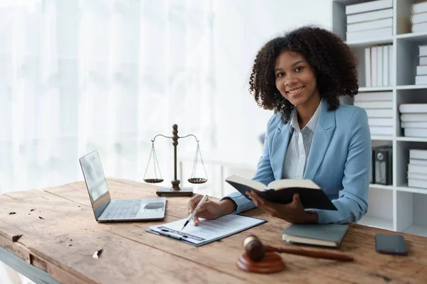 Jovem Advogado Afro Americano Estudando Caso Para Cliente Assinando Contrato — Fotografia de Stock