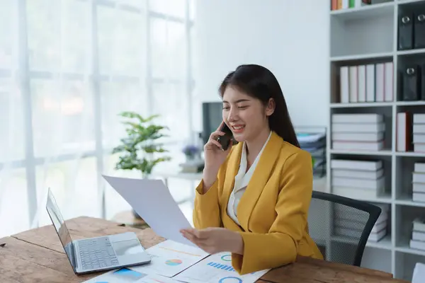 Poradce Poradce Asijské Obchodní Žena Pracující Počítači Pomocí Smartphone Mobilní — Stock fotografie
