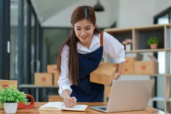 Emprendedor Pequeñas Empresas Mujer Asiática Independiente Sonriendo Con Computadora Portátil — Foto de Stock