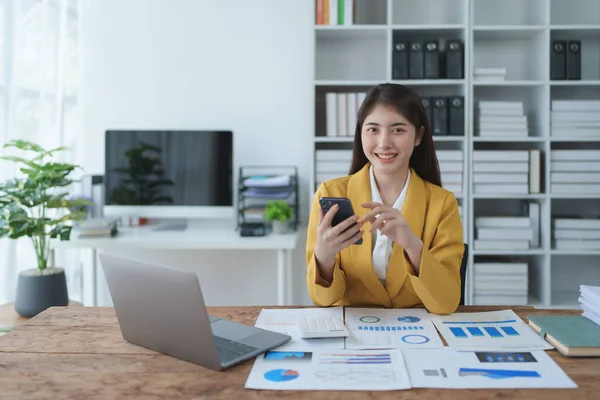 Consultor Conselheiro Mulher Negócios Asiática Trabalhando Computador Usando Smartphone Móvel — Fotografia de Stock