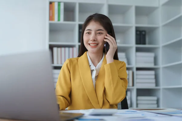 Konsulent Asiatisk Forretningskvinne Som Jobber Telefon Diskuterer Økonomisk Arbeid Markedsføringsplan – stockfoto